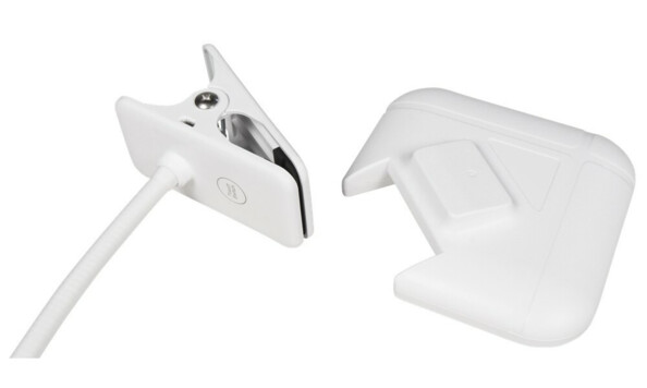 Le support et la pince de fixation de la lampe-loupe McShine.