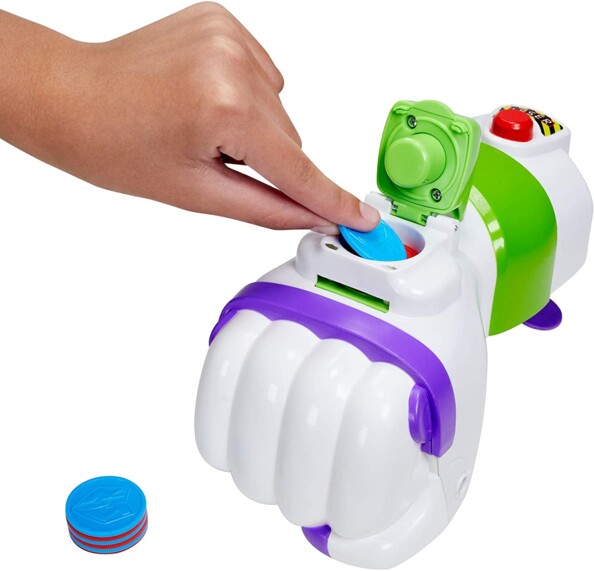 Charge le résevoir du ton Poing Galactique avec les disques en plastiques qui servent de projectiles.