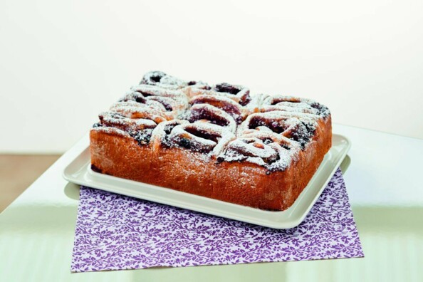 Présentation d'un gateau sur la base en émail du moule à charnière Dr. Oetker Exclusive.