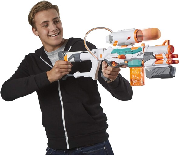 Utilise le lance-missiles de ton Nerf Tri-Strike B5577 pour en finir avec la base ennemie.