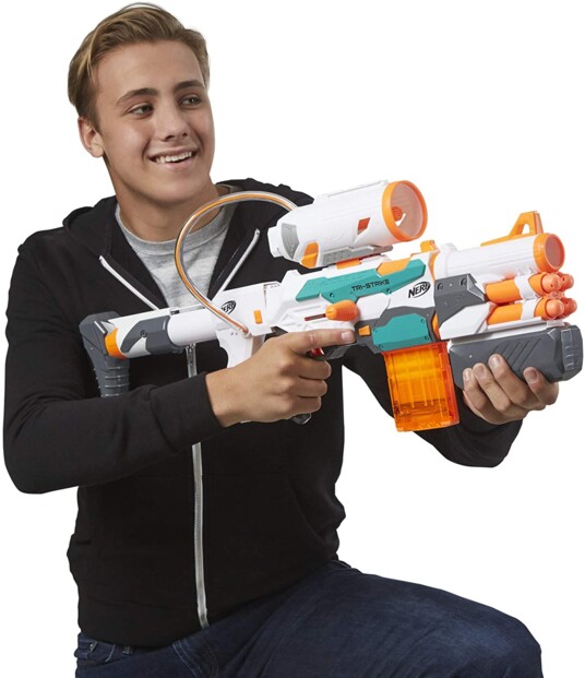 Un garçon avec le blaster Nerf Elite Modulus Tri-Strike B5577.