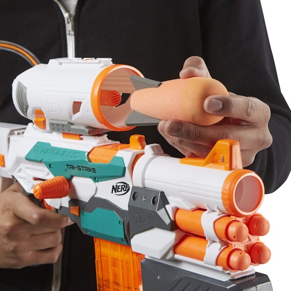 Chargement du lance-missiles du Nerf Elite Modulus Tri-Strike B5577.