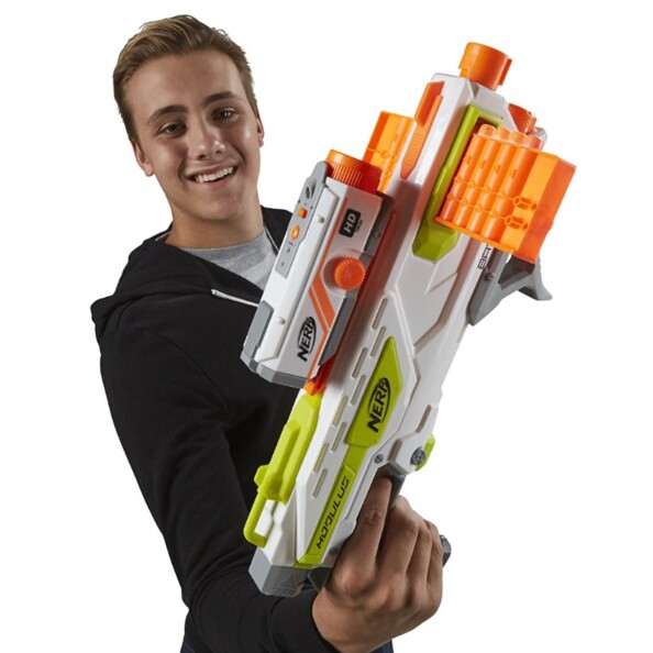 Un jeune homme avec son Nerf Battlescout ICS-10.