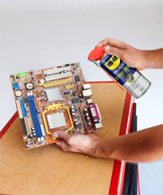 Bombe de Nettoyant contacts "Specialist" WD-40 400 ml vue mise en situation avec une carte mère PC
