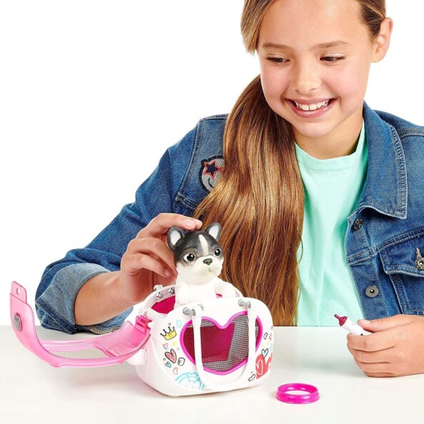 Une petite fille qui caresse la figurine bouledogue du pack Little Live OMG Pets!