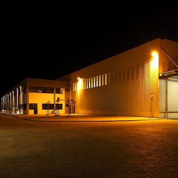 Mise en situation d'un projecteur à LED pour éclairer une façade de bâtiment