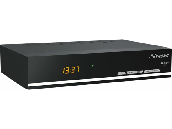 Récepteur TNT SAT Strong noir avec bande blanche sur l'avant, avec affichage numérique de l'heure en orange et boutons blancs Marche/Arrêt, Volume +/Volume - et Chaîne suivante/Chaîne précédente