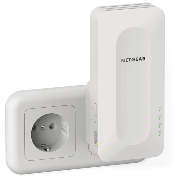 Le répéteur wifi Mesh EAX15 branché sur une prise secteur.