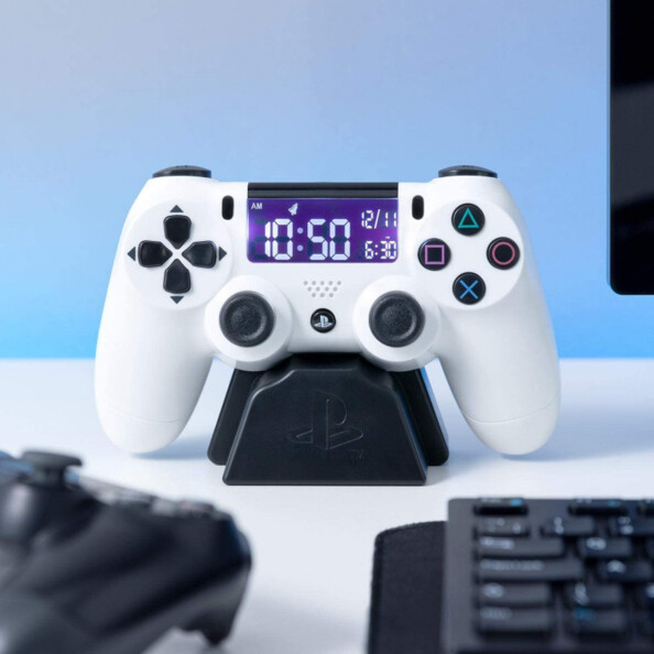 Mise en situation du réveil en forme de manette de PS4 blanche.