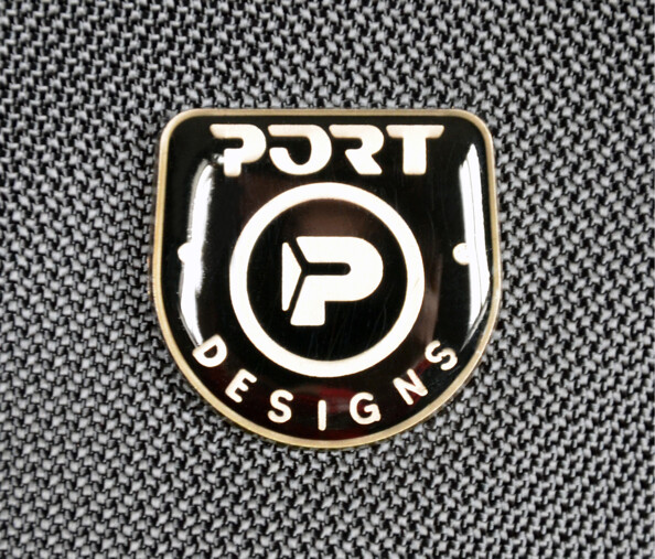 Logo Port Designs sur le sac à dos Courchevel.