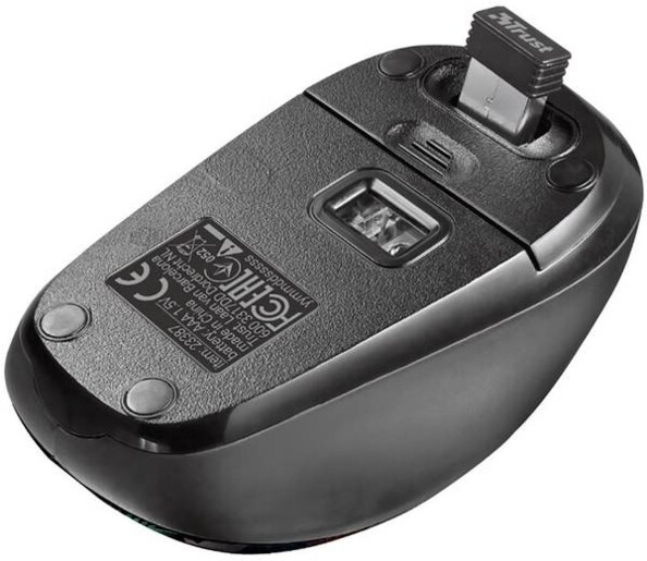 L'emplacement sous la souris Trust Yvi Parrot pour ranger le dongle USB.