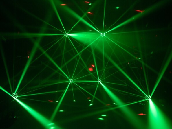 Plusieurs spots LED Mini Z-20 installés dans une pièce noire.