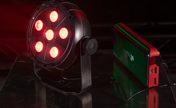 La puissante lumière rouge du spot PK3 Eurolite.