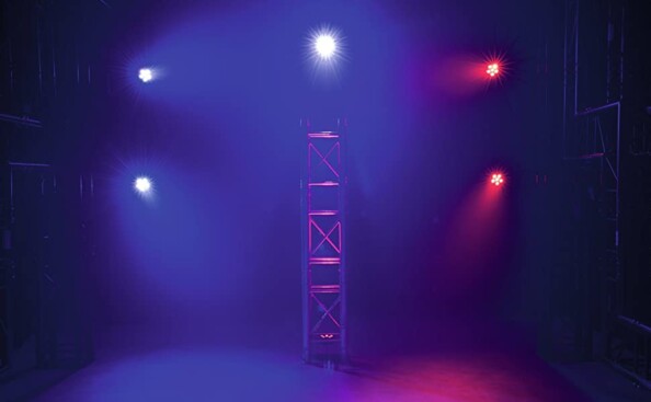 Une salle des fêtes avec 5 spots LED PK-3 fixés au mur.