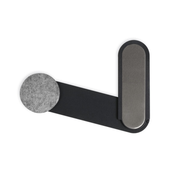 Support pour téléphone noir déplié avec côté aimant visible et bras amovible déplié sur le côté gauche, fixation adhésive 3M sur l'extrémité du bas amovible du support