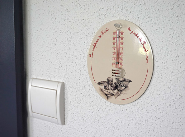 Le thermomètre vieilli Spear & Jackson accroché au mur.