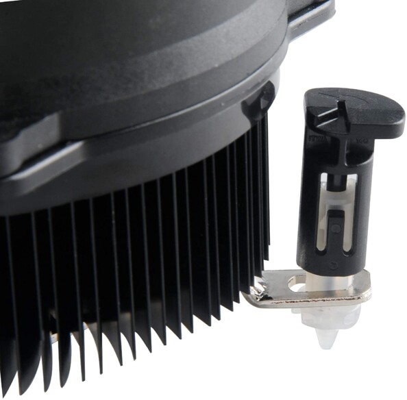 Zoom sur une des broches PWM du ventilateur Akasa K32.