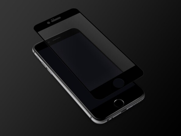 iPhone 7 Plus éteint et vitre de protection en verre trempé de Novodio située el lévitation au-dessus du smartphone Apple, vue du dessus