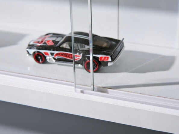 Les vitres en verre renforcé de la vtrine murale "Compilati".