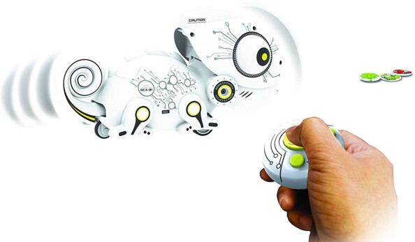 Dirige le robot caméléon vers les jetons en métal grâce à la télécommande infrarouge.