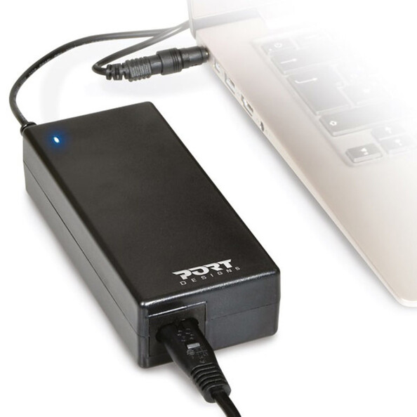 Chargeur noir 90 W Port Connect branché à un ordinateur portable Dell via ses deux câbles d'alimentation et signalant le chargement par une LED de statut bleue