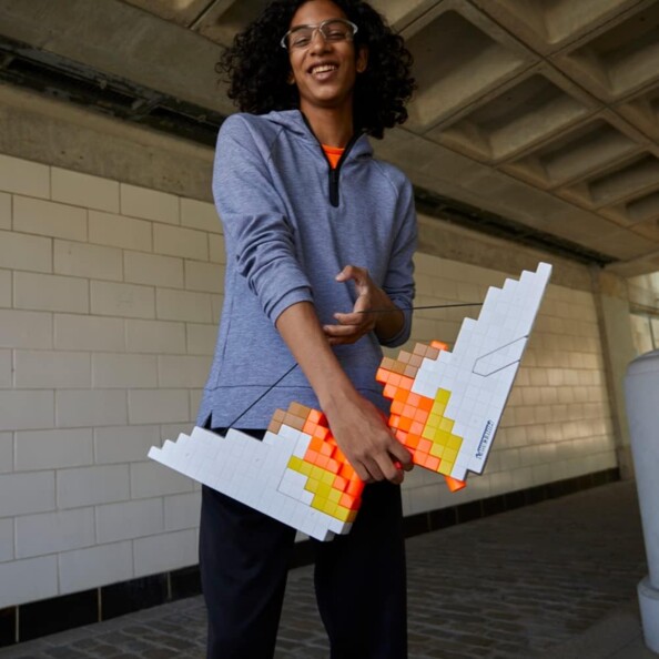 Jeune homme avec le Nerf Sabrewing dans les mains
