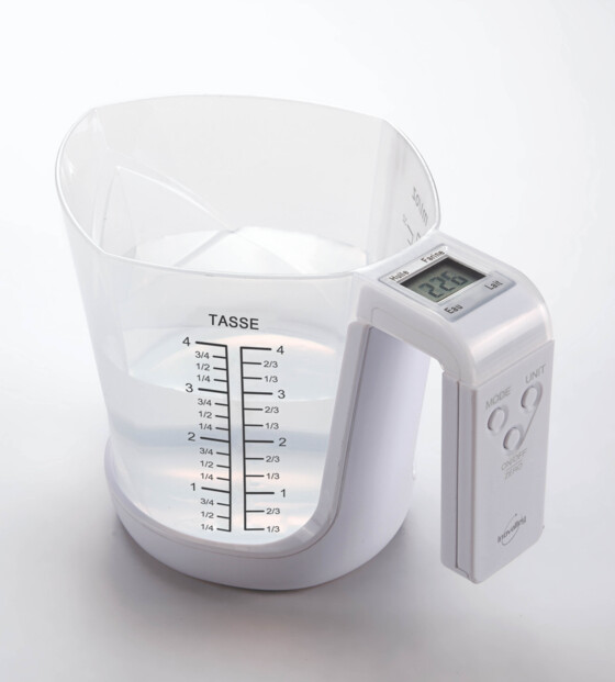 Mesure d'un certain volume d'eau versé dans le bol doseur placé sur la balance de cuisine numérique Inovalley
