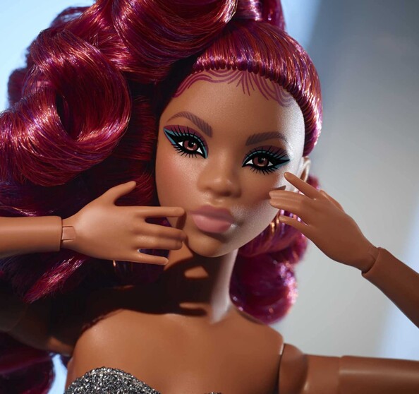 Zoom sur le magnifique visage d'une poupée Barbie de collection