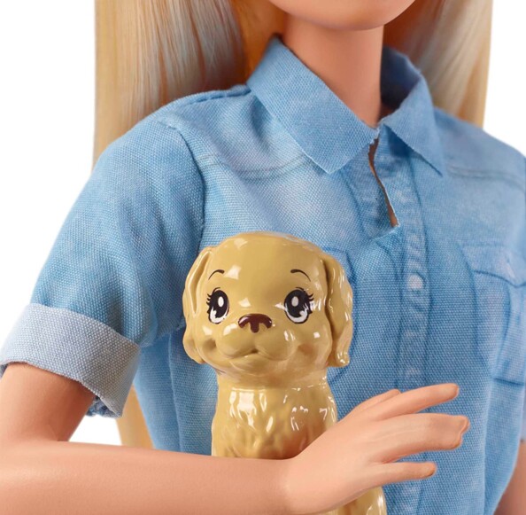 Chien dans les bras de Barbie voyage