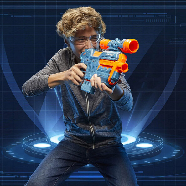 Jeune homme avec pistolet Nerf avec visueur