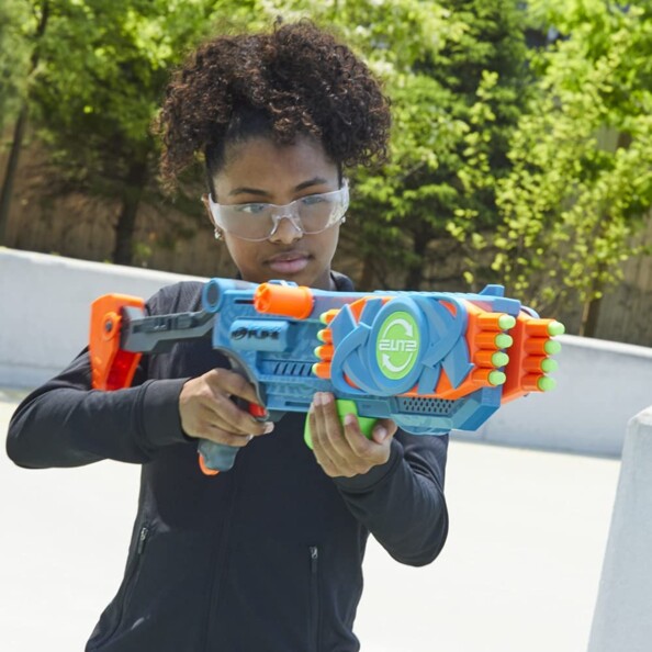 Fille avec pistolet Nerf Flip-16 à l'épaule