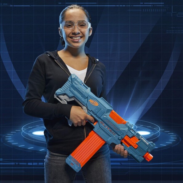 Fille avec pistolet Nerf Elite 2.0 CS-18 par Habro