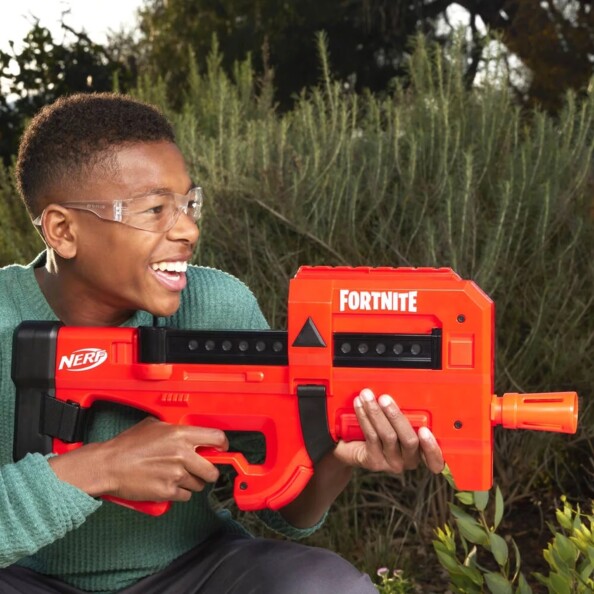 Enfant en position de tir avec Nerf motorisé Fortnite