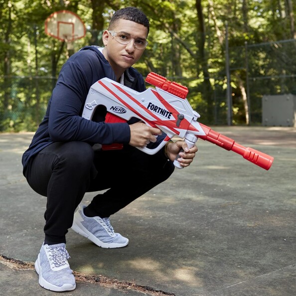 Garçon avec blaster Nerf Fortnite B-AR