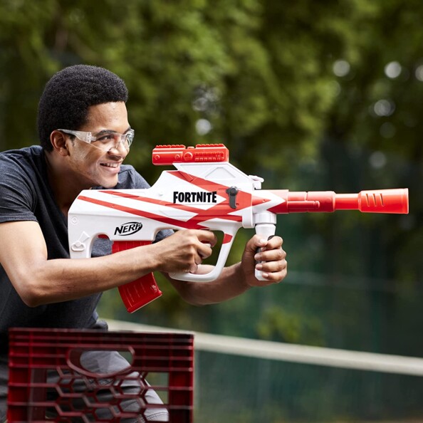 Tir avec le blaster motorisé Nerf Fortnite