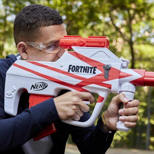 Garçon utilise le viseur du Blaster Fortnite B-AR