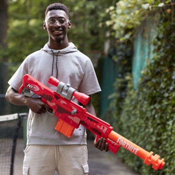 Blaster Nerf du sniper lourd Fortnite dans les mains d'un garçon