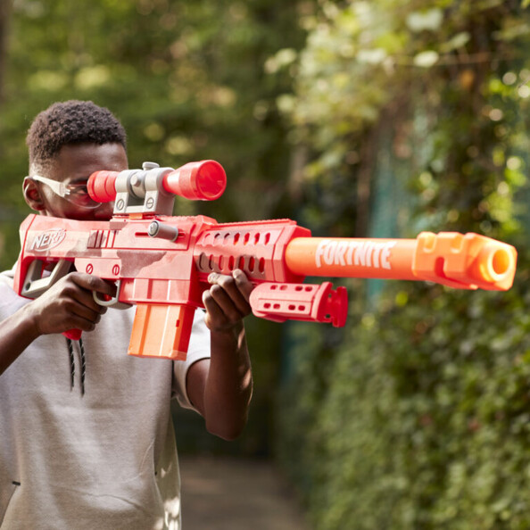 Garçon avec fusil de précision à l'épaule Nerf Fortnite