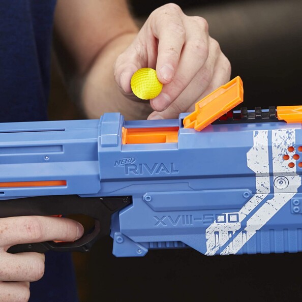 Chargement des billes en mousse par la culasse du blaster NERF Rival Kronos 500 Bleu