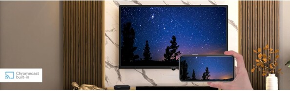 Mise en situation de la diffusion de contenu vidéo et audio sur un écran plat de salon à partir d'un smartphone tenu en main par une personne via la fonction Google Chromecast du boîtier TV Android