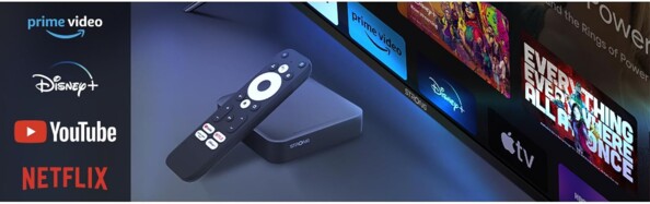 Banderole indiquant la compatibilité avec les services de streaming les plus connus avec box TV Android posée devant un téléviseur allumé et télécommande connectée posée dessus