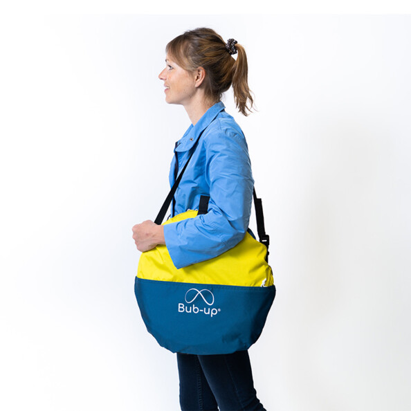 The rain protection bubble pliable qui se range dans un sac à bandoulière à mettre sous l'épaule