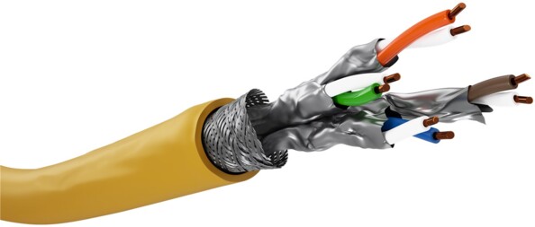 Gros plan sur le câble réseau Ethernet catégorie 8.1 avec gaine jaune, double blindage en films d'aluminium et 4 fils doublés dénudés colorés avec extrémités ouvertes