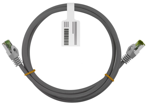 Câble RJ45 vers RJ45 enroulé sur lui-même avec étiquette de désignation