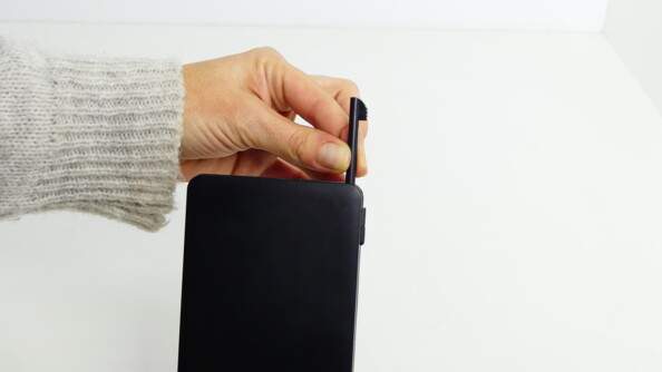 Rangement du stylet tactile dans le logement intégré à la calculatrice