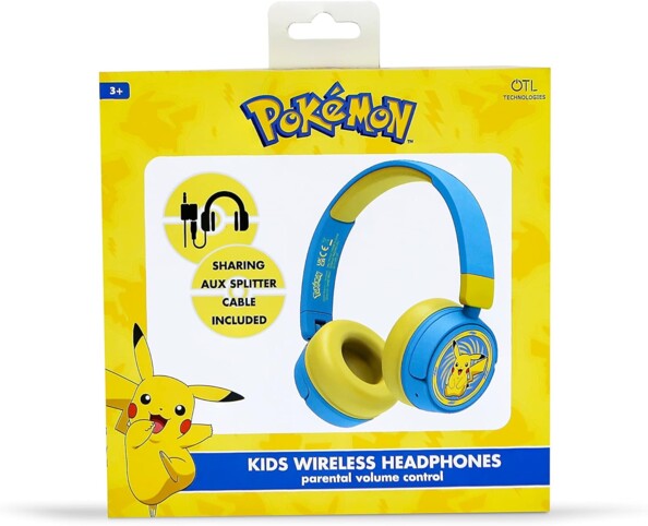 Packaging du casque Pokémon Pikachu avec logos, dénomination du produit en anglais, indications du contenu de l'emballage cartonné et plastifié avec Pikachu dansant et souriant dans le coin gauche