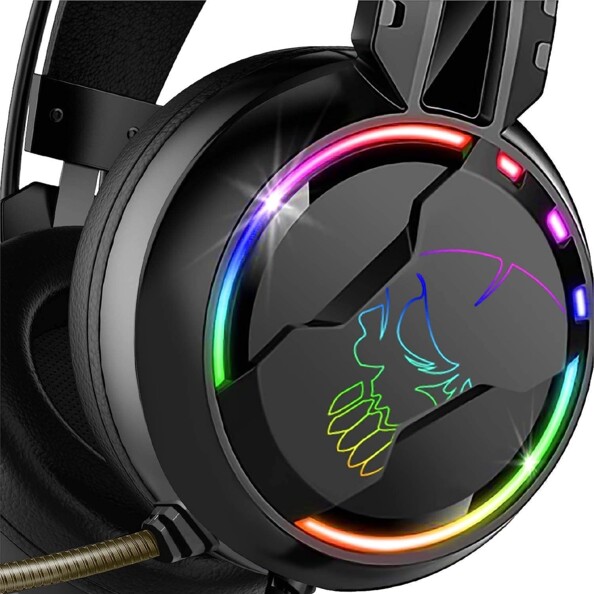 Gros plan sur le rétroéclairage LED RVB de l'une des oreillettes du casque gaming Spirit of Gamer avec logo de la marque éclairé