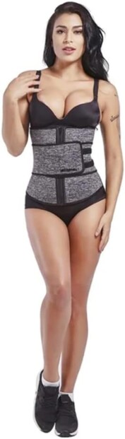 Femme brune tatouée en maillot avec gaine sauna amincissante par-dessus et chaussures de sport noires aux pieds