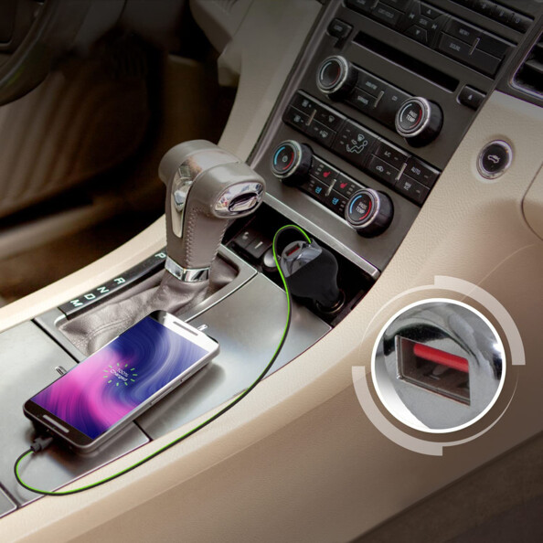 Chargeur allume-cigare avec câble rétractable USB-C et port USB-A