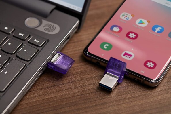 Mise en situation de deux clés USB Kingston branchée chacune à un ordinateur portable ou à un smartphone allumé par port USB-A ou USB-C